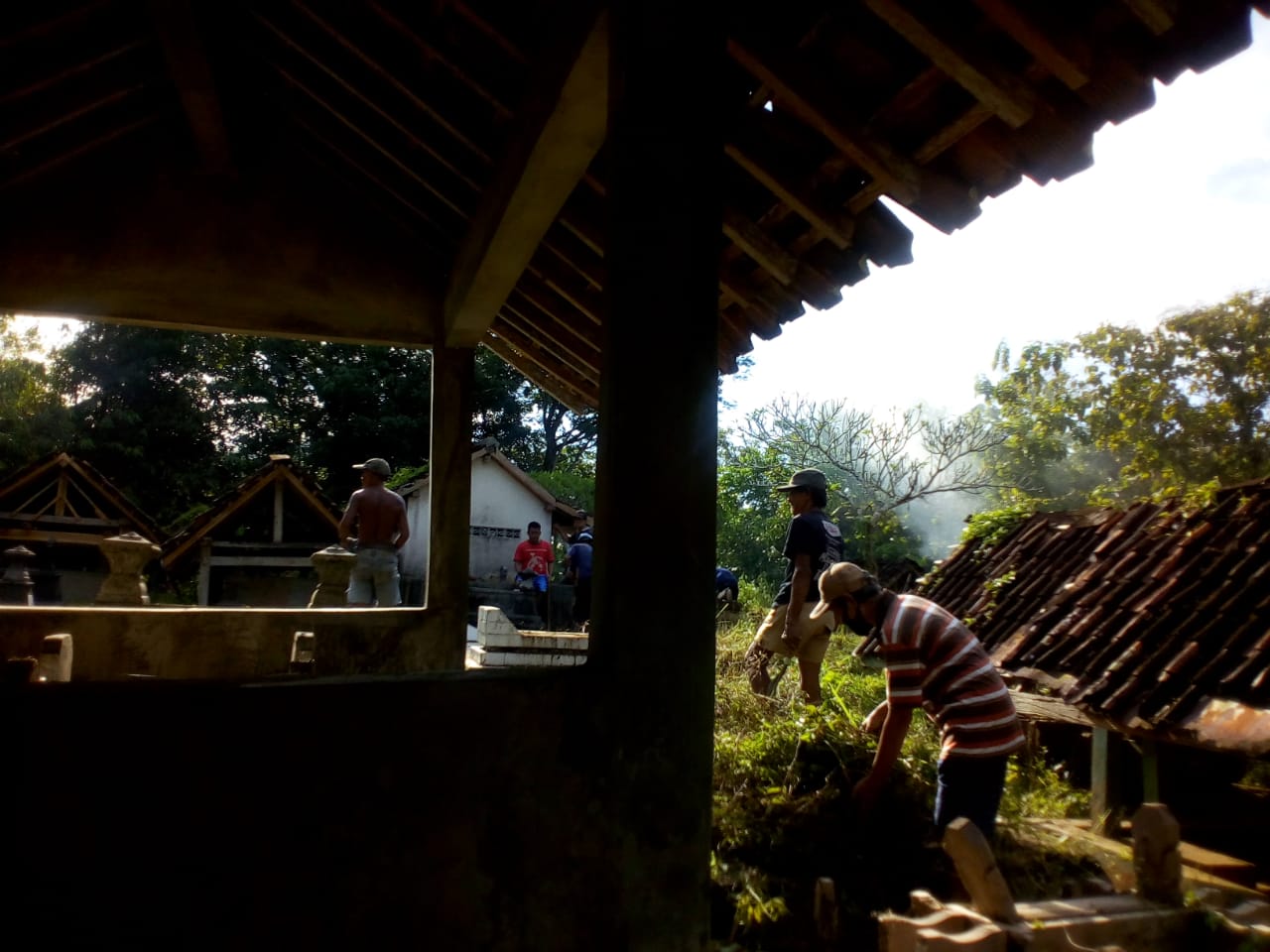 Kerja Bakti Bersih Makam Padukuhan Sambeng